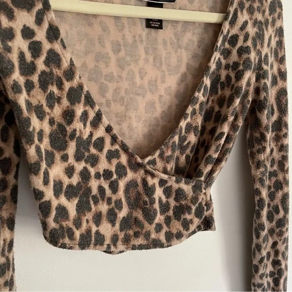 Victoria’s Secret Cheetah Criss Cross Front Long Sleeve Top Size XS - Picture 2 of 4